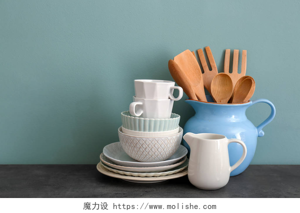 蓝色背景墙的各种厨房餐具餐桌餐具餐具套装